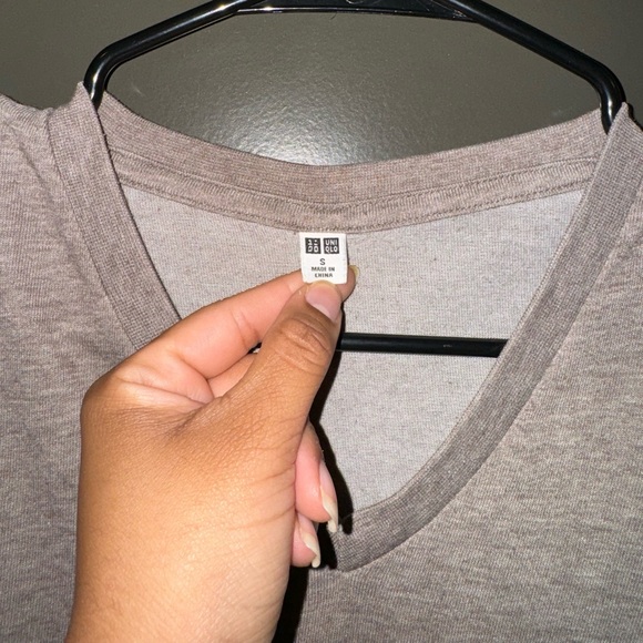Uniqlo Shirt Women's Small Brown Supima V-Neck Short Sleeve Top Stretch Pullover - Picture 2 of 8